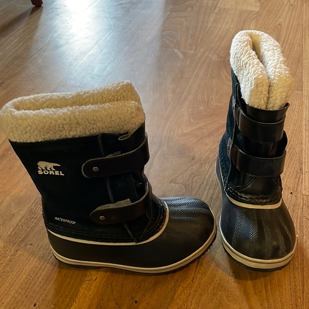 Sorel kids waterproof snow boots. Furry lining. So warm and soft.